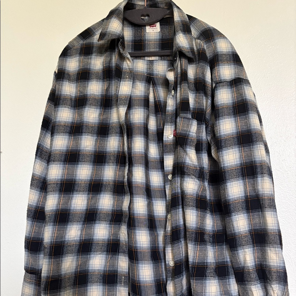 Woman Levi’s long sleeve shirt- oversized